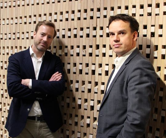 DI: Beeld: beiden heren tegen houten wand