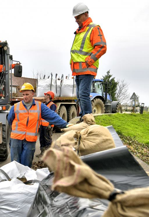 DNB -NGFS - Beeld: Zandzakken voor de deur